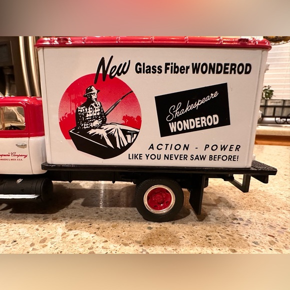 1957 IH DRY GOODS VAN ~SHAKESPEARE WONDEROD By FIRST GEAR INC. #10-1635 W Box - Picture 12 of 16